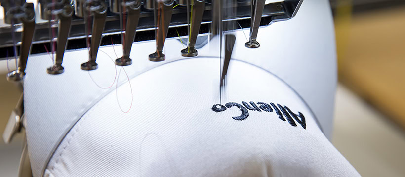 Stickmaschine im Druckprozess